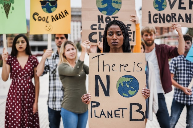 Grupa Demonstrantów Na Drodze, Młodzi Ludzie Z Różnych Kultur Walczą O Zmianę Klimatu
