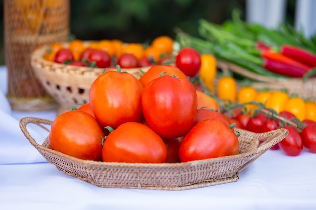 Zdjęcie grupa dojrzałych pomidorów w koszyku