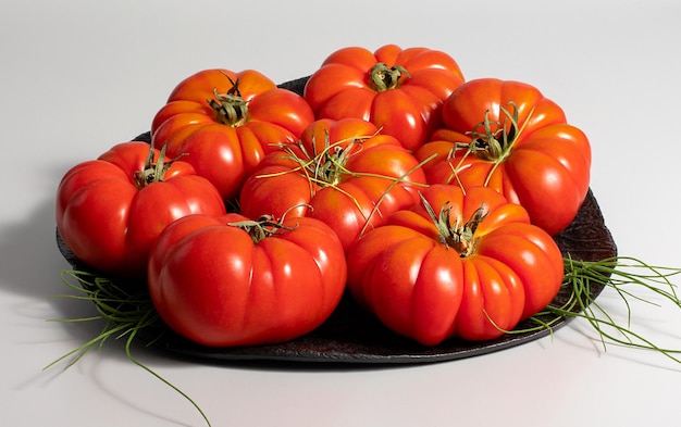 Grupa dużych pomidorów Costoluto na szarym tle