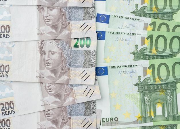 Grupa dwustu brazylijskich reali i stu euro banknotów