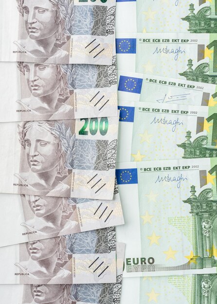 Grupa dwustu brazylijskich reali i stu euro banknotów