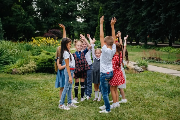 Grupa Dzieci Biega Latem, Bawi Się I Bawi Się W Większym Zespole W Lecie W Parku