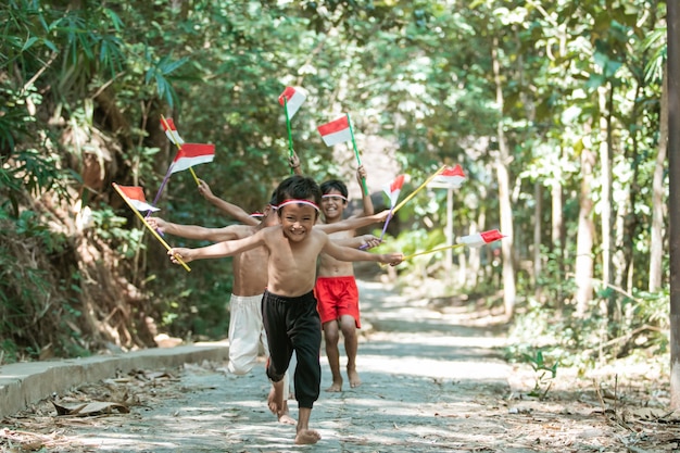 Grupa Dzieci Biegających Bez Ubrań, ścigających Się Z Flagami