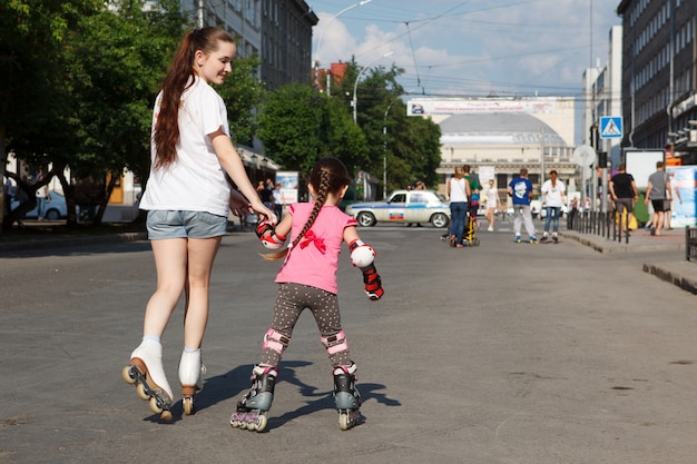 Grupa dzieci na wrotkach na ulicach dużego miasta