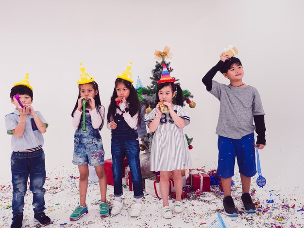 Grupa dzieci świętować imprezę i cieszyć się bożonarodzeniowe zabawy razem