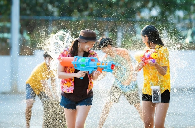 Zdjęcie grupa dziewcząt bawiących się w fontannie z wodą rozpylającą się z węża