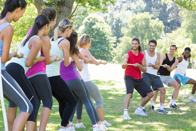 Grupa fitness gra przeciąganie liny