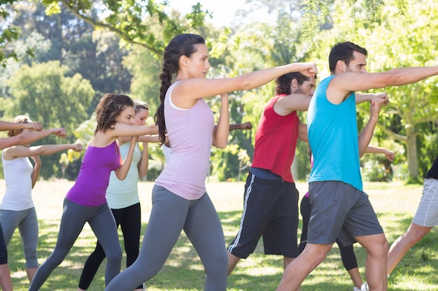 Grupa fitness pracuje w parku