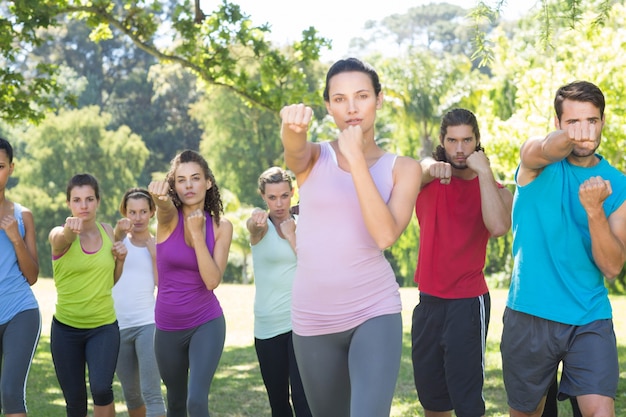 Grupa fitness pracuje w parku