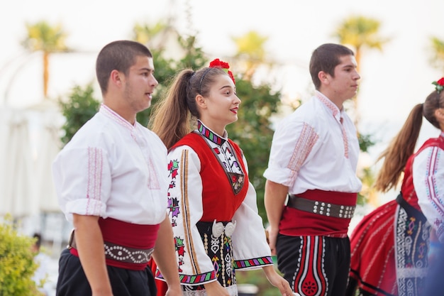 Zdjęcie grupa folklorystyczna ubrana w tradycyjne stroje wykonuje bułgarskie tańce narodowe