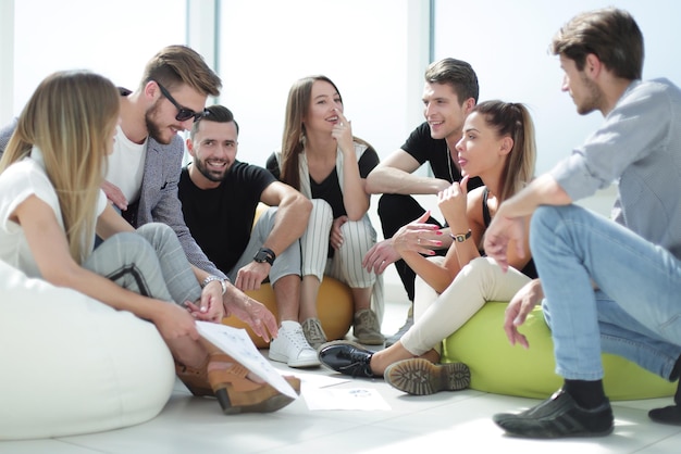 Zdjęcie grupa inicjatywnych młodych ludzi omawiających biznesplan koncepcję startupu