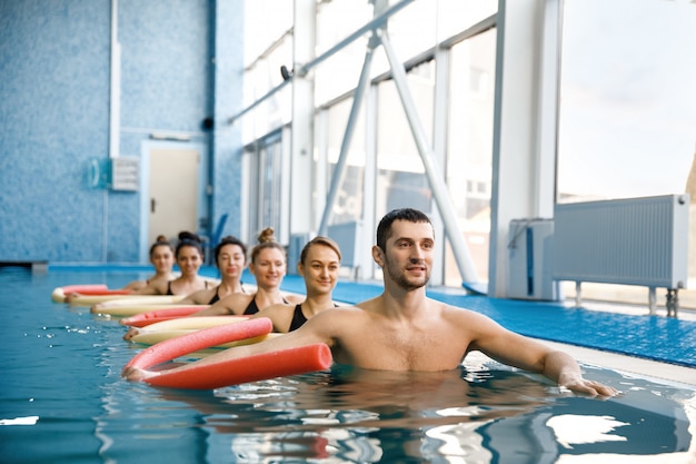 Grupa Instruktorów I Pływaczek, Trening Aqua Aerobiku W Basenie