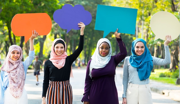 Grupa islamskie kobiety trzyma mowa bąble
