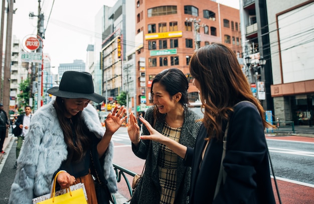 Grupa Japońskich Kobiet Spędzających Czas W Tokio, Robiąc Zakupy W Różnych Częściach Miasta