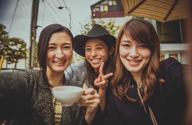 Zdjęcie grupa japońskich kobiet spędzających czas w tokio
