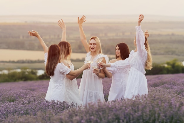 Grupa kobiet na lawendowym polu