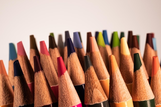 Grupa kolorowych ołówków jest ułożona na stole.