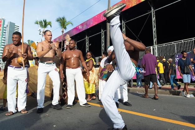 Grupa kulturalna Capoeiristas widziana podczas Fuzue przed karnawałem w mieście Salvador Bahia