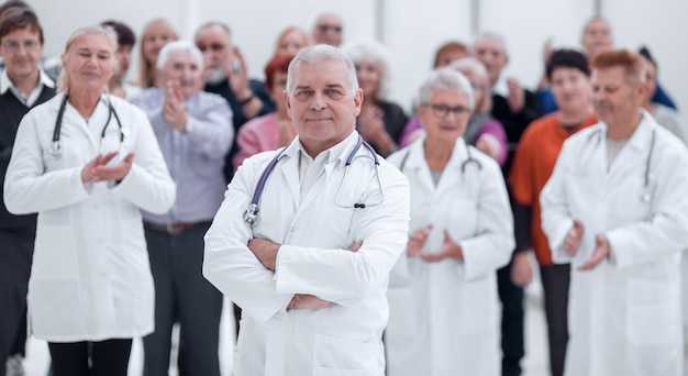 Grupa Lekarzy I Pacjentów Klaszczących W Dłonie, Aby Uczcić Powrót Do Zdrowia