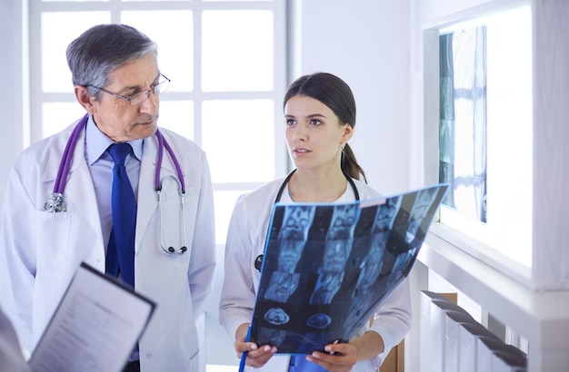 Grupa lekarzy sprawdzających zdjęcia rentgenowskie w szpitalu