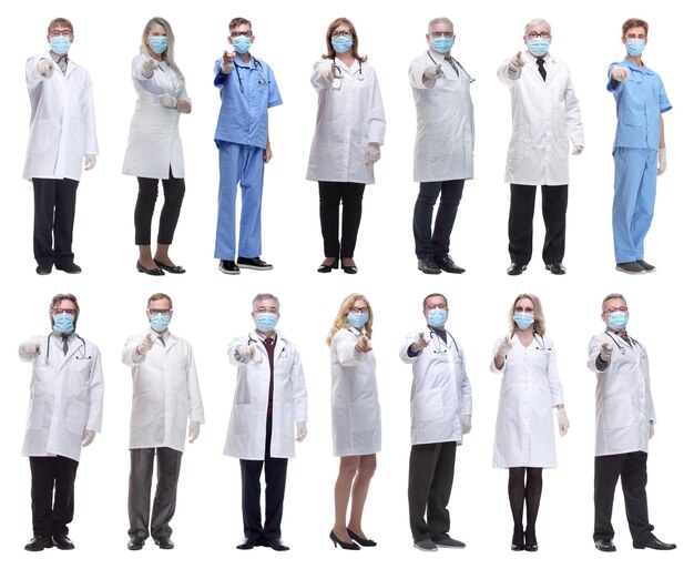 Grupa lekarzy w masce na białym tle