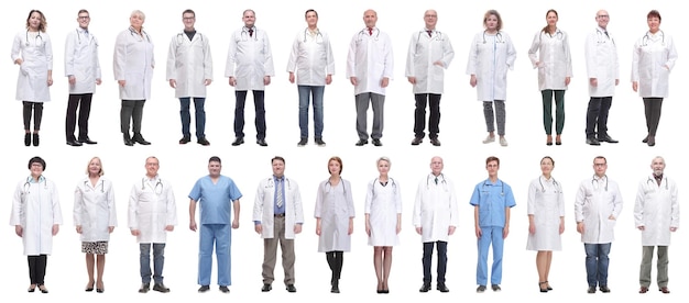 Grupa lekarzy w pełnej długości na białym tle