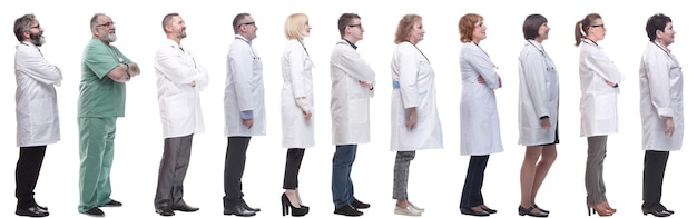 Grupa lekarzy w profilu na białym tle