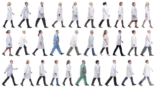 Grupa lekarzy w ruchu na białym tle