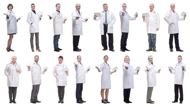Grupa lekarzy ze schowkiem na białym tle