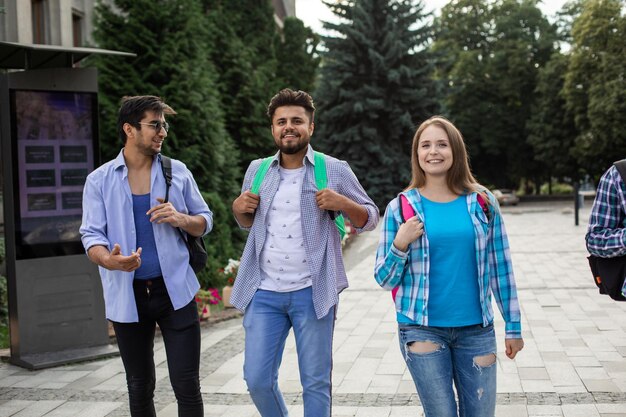 Grupa licealistów rozmawiających i śmiejących się