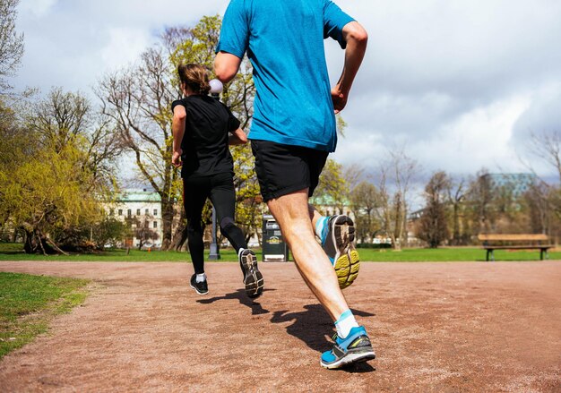 Grupa ludzi biegnących w parku. koncepcja joggingu