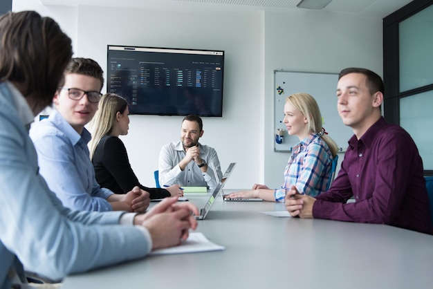 Grupa ludzi biznesu omawiająca biznesplan w biurze