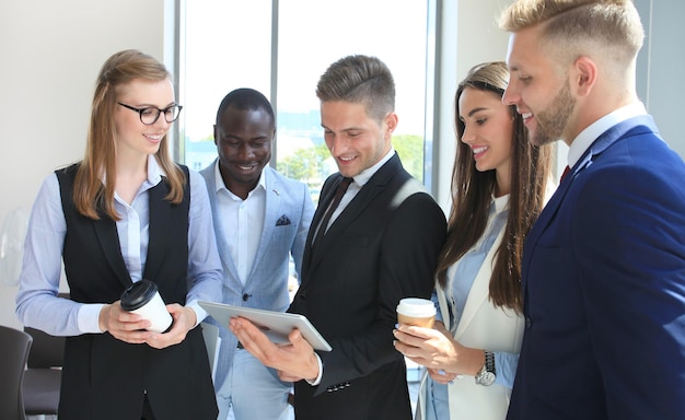 Grupa Ludzi Biznesu Pracujących Na Tablecie