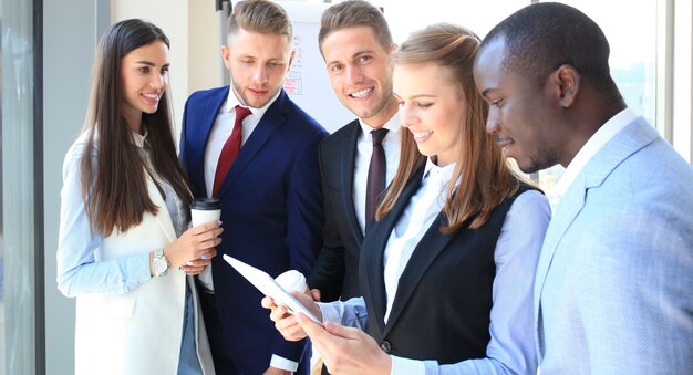 Grupa Ludzi Biznesu Pracujących Na Tablecie