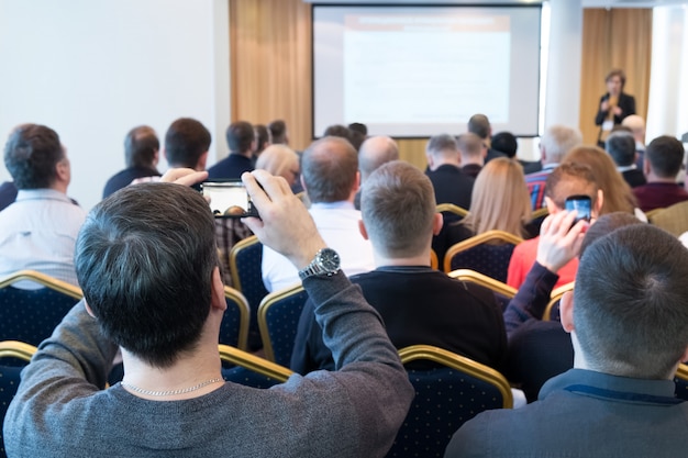 Grupa ludzi biznesu słuchająca konferencji. Obraz poziomy