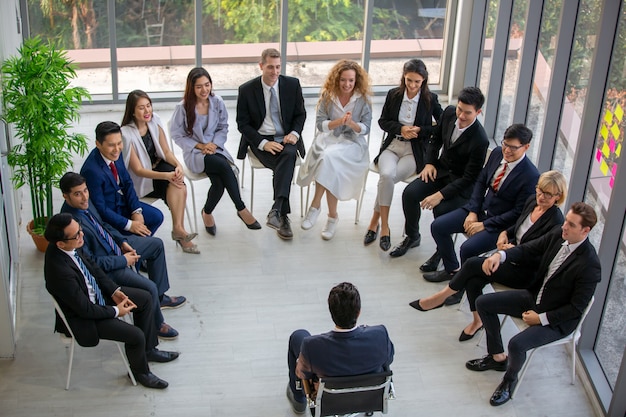 Grupa ludzi biznesu w Business udanej edukacji na seminarium