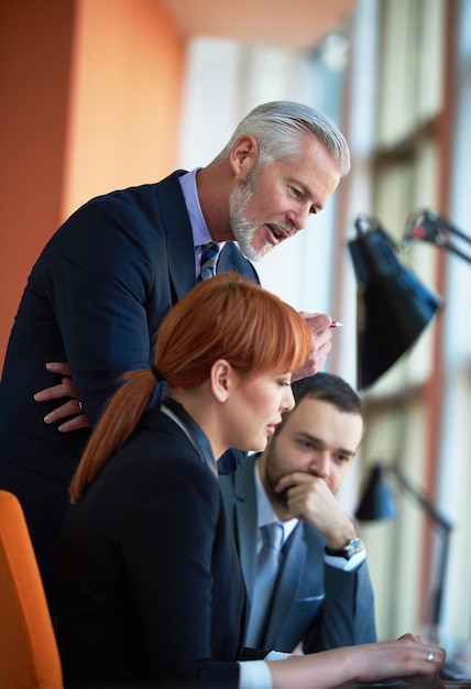 Zdjęcie grupa ludzi biznesu z młodymi dorosłymi i seniorami na spotkanie w nowoczesnym, jasnym wnętrzu biurowym.