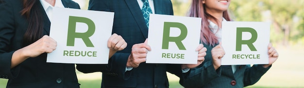 Zdjęcie grupa ludzi biznesu zjednoczyła się, trzymając się przyjaznego dla środowiska pomysłu i koncepcji kampanii świadomości ekologicznej obejmującej koncepcję recyklingu odpadów na rzecz bardziej ekologicznego środowiska ze stylem życia opartym na recyklingugyre