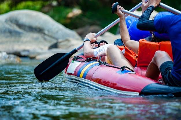 Grupa ludzi jest rafting w rzece z przewodnikiem