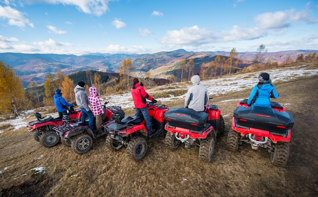 Grupa Ludzi Na Czerwonych Quadach