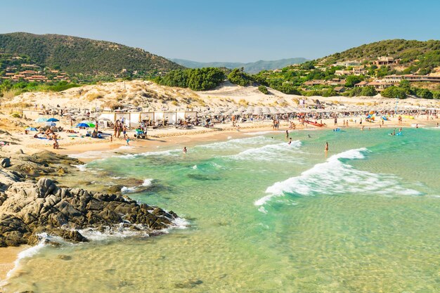 Zdjęcie grupa ludzi na plaży na tle nieba