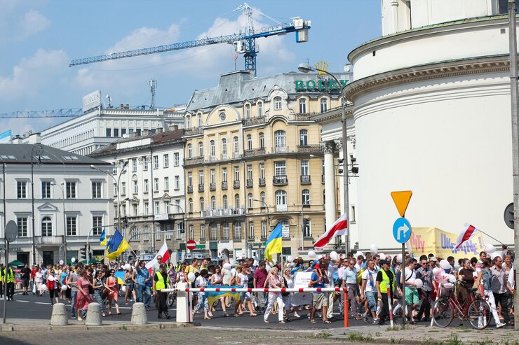Zdjęcie grupa ludzi na ulicy