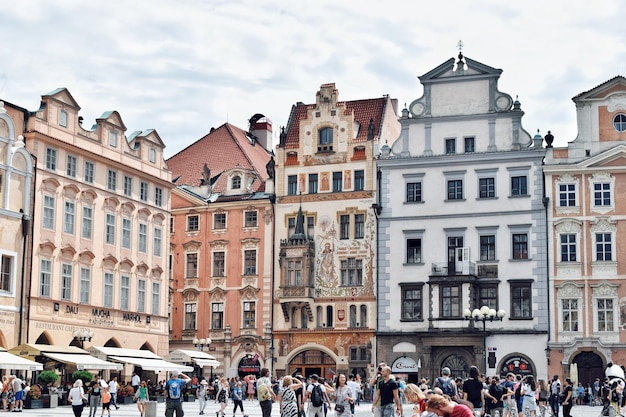 Grupa ludzi przed budynkami w mieście