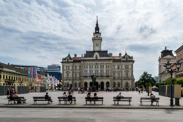 Zdjęcie grupa ludzi przed budynkiem