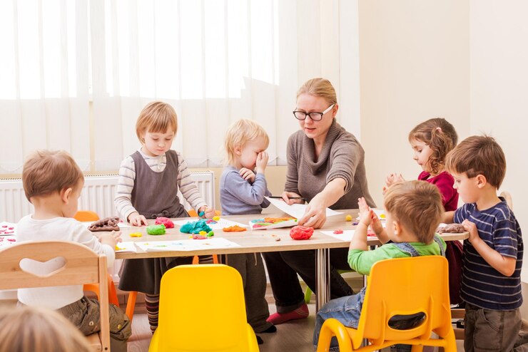 Zdjęcie grupa ludzi siedzących przy stole.