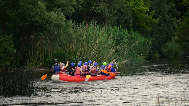 Grupa ludzi spływa burzliwą rzeką Novy Bug Rafting Widok z boku Ukrainy