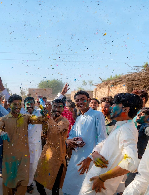 Grupa ludzi świętujących holi w tłumie