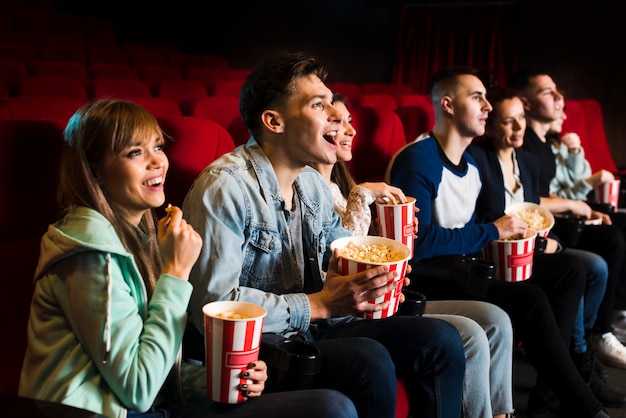 Zdjęcie grupa ludzi w kinie