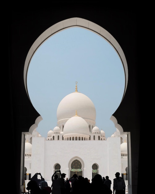 Grupa ludzi wewnątrz meczetu szejka Zayeda w Abu Dhabi