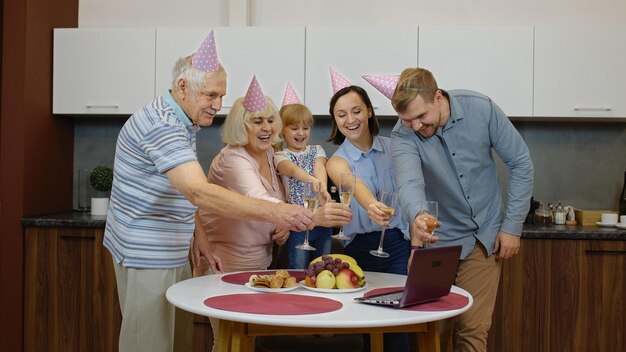 Zdjęcie grupa ludzi z jedzeniem